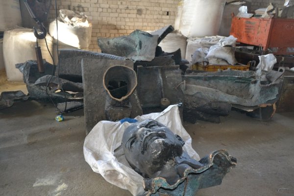 Волинського Леніна розпиляли, щоб зробити два пам’ятники: Бандері та Небесній сотні. ФОТО