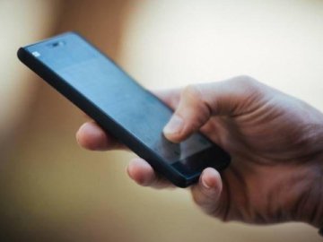 Молодик посеред вулиці вирвав з рук волинянки телефон