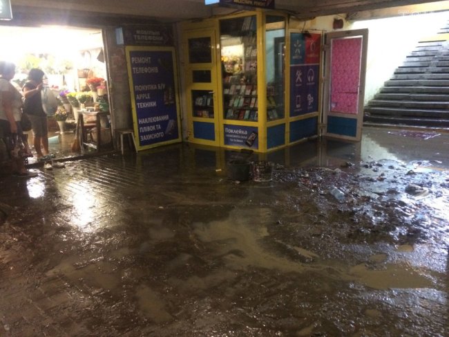 У Києві через сильну зливу – потоп. ФОТО