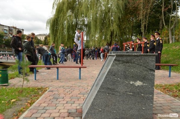 У Луцьку поряд з «Сіті-парком» відкрили Міст закоханих. ФОТО