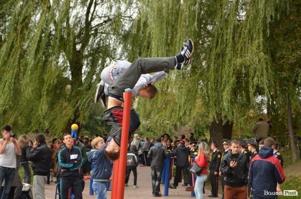 У Луцьку поряд з «Сіті-парком» відкрили Міст закоханих. ФОТО