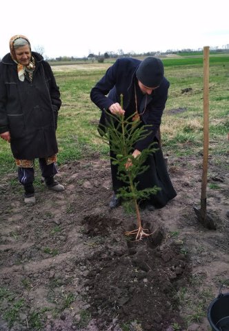 На Волині маленькі прихожани озеленили подвір'я церкви. ФОТО