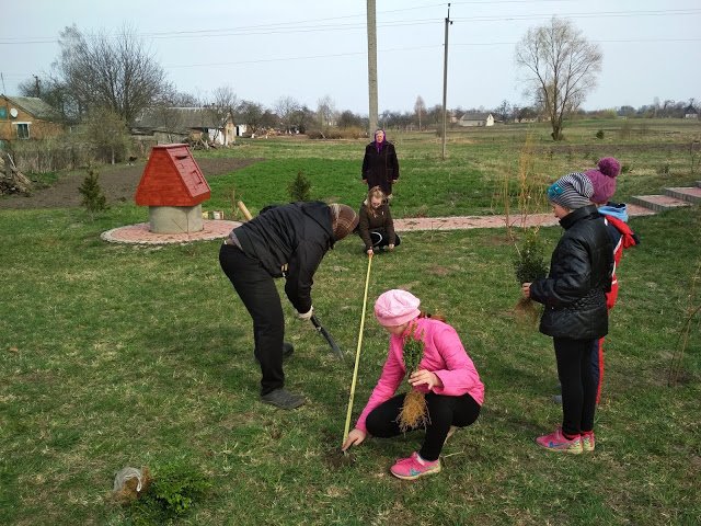 На Волині маленькі прихожани озеленили подвір'я церкви. ФОТО