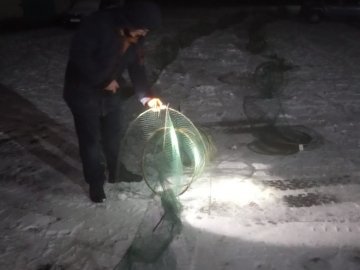 На Світязі незаконним знаряддям ловили вугрів. ФОТО