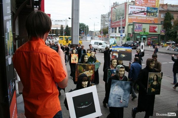 По Луцьку ходила «чортівня» з картинами. ФОТО