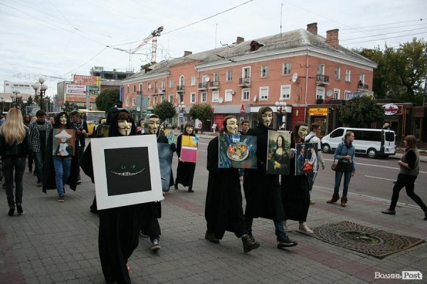 По Луцьку ходила «чортівня» з картинами. ФОТО