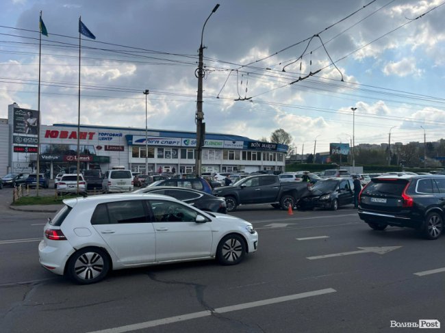 У Луцьку поблизу ТЦ «Ювант» - аварія: зіткнулися три авто. ВІДЕО