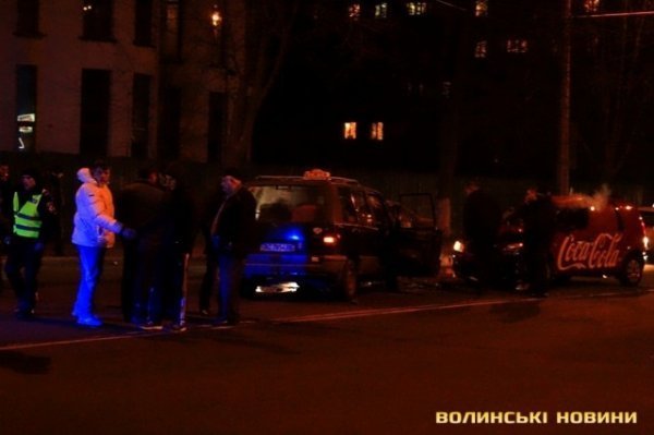 Аварія у Луцьку: таксі в’їхало в «Coca-cola». ФОТО