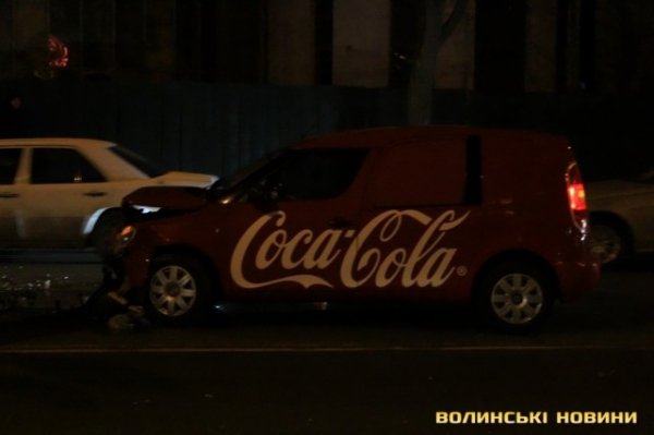 Аварія у Луцьку: таксі в’їхало в «Coca-cola». ФОТО