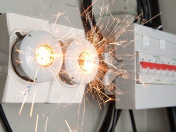 Що робити, коли від перепадів напруги погоріла техніка: поради волинянам