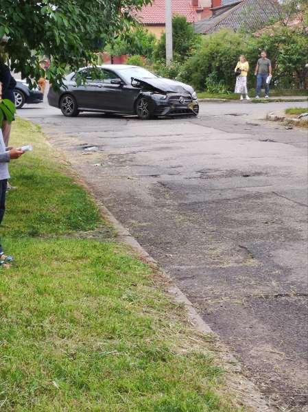 У Луцьку – ДТП: водій легковика протаранив авто газовиків