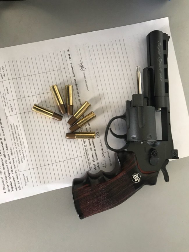 На «Ягодині» митники вилучили у чоловіка пістолет