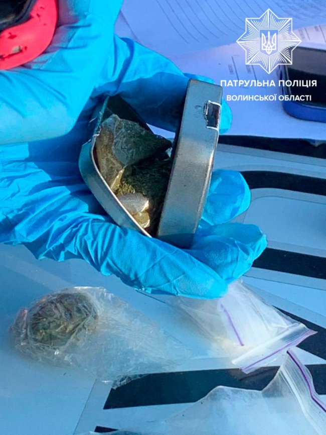 Повний набір: у Луцьку в водія «під кайфом» знайшли наркотики і прилади для куріння. ФОТО