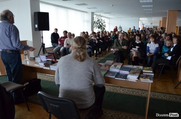  Скандально відомий письменник презентував у Луцьку свою книгу. ФОТО