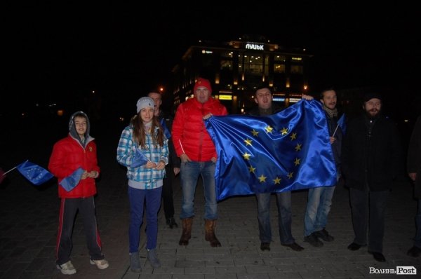 У Луцьку активісти збиралися на Театральному майдані. ФОТО. ВІДЕО