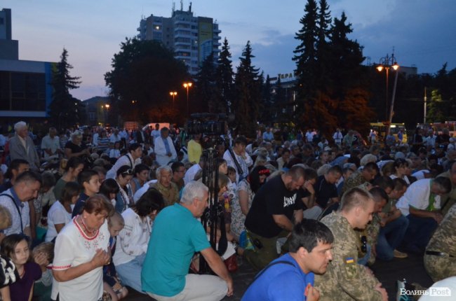 Тисячі людей у центрі Луцька зустріли загиблого Героя. ФОТО