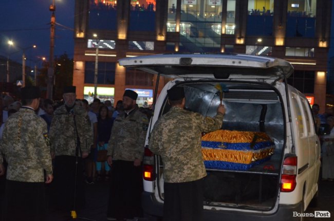 Тисячі людей у центрі Луцька зустріли загиблого Героя. ФОТО
