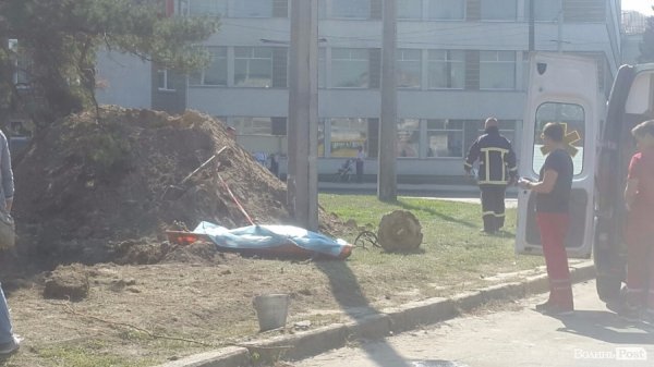 В Луцьку чоловік впав у котлован з висоти і загинув. ФОТО