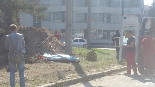 В Луцьку чоловік впав у котлован з висоти і загинув. ФОТО