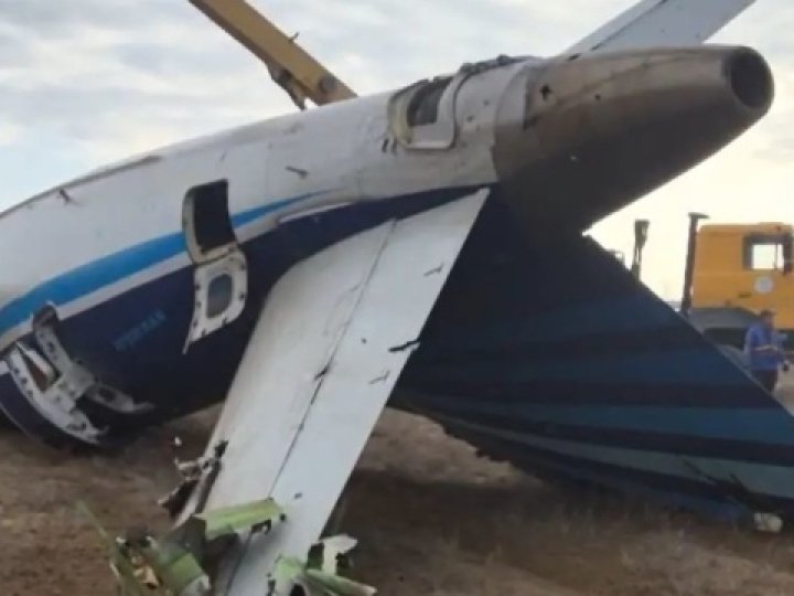 Авіатроща пасажирського літака у Казахстані: ЗМІ отримали запис, на якому росіянин віддає наказ відкрити вогонь