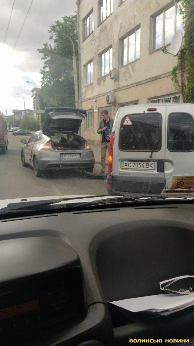 У Луцьку неподалік площі Возз’єднання – аварія: не розминулися дві автівки. ФОТО