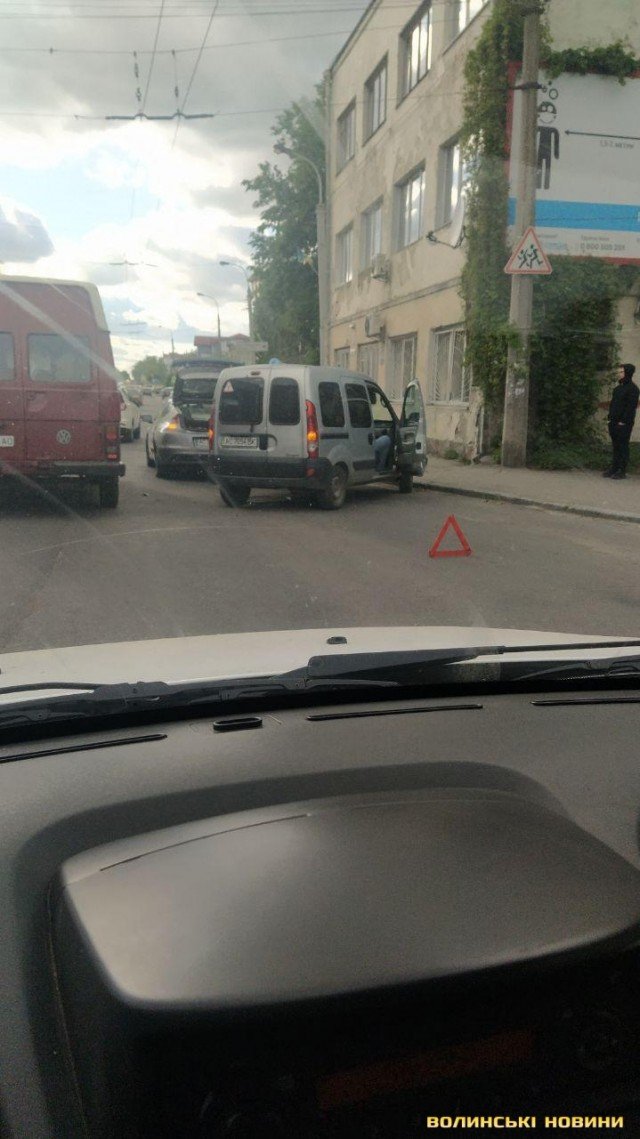 У Луцьку неподалік площі Возз’єднання – аварія: не розминулися дві автівки. ФОТО