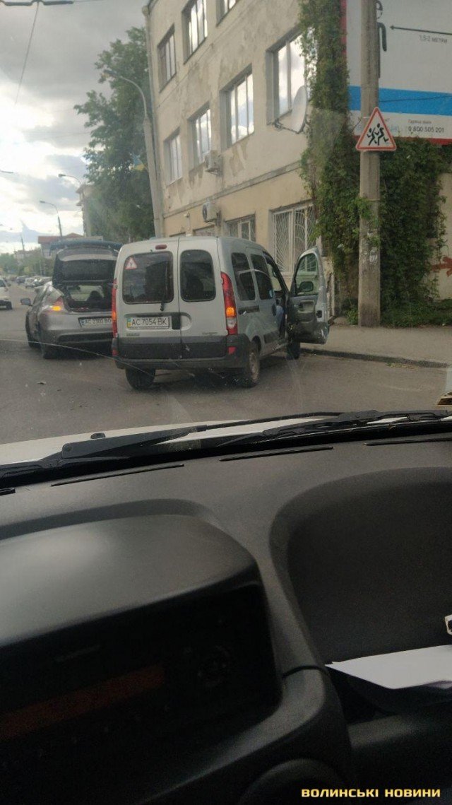 У Луцьку неподалік площі Возз’єднання – аварія: не розминулися дві автівки. ФОТО