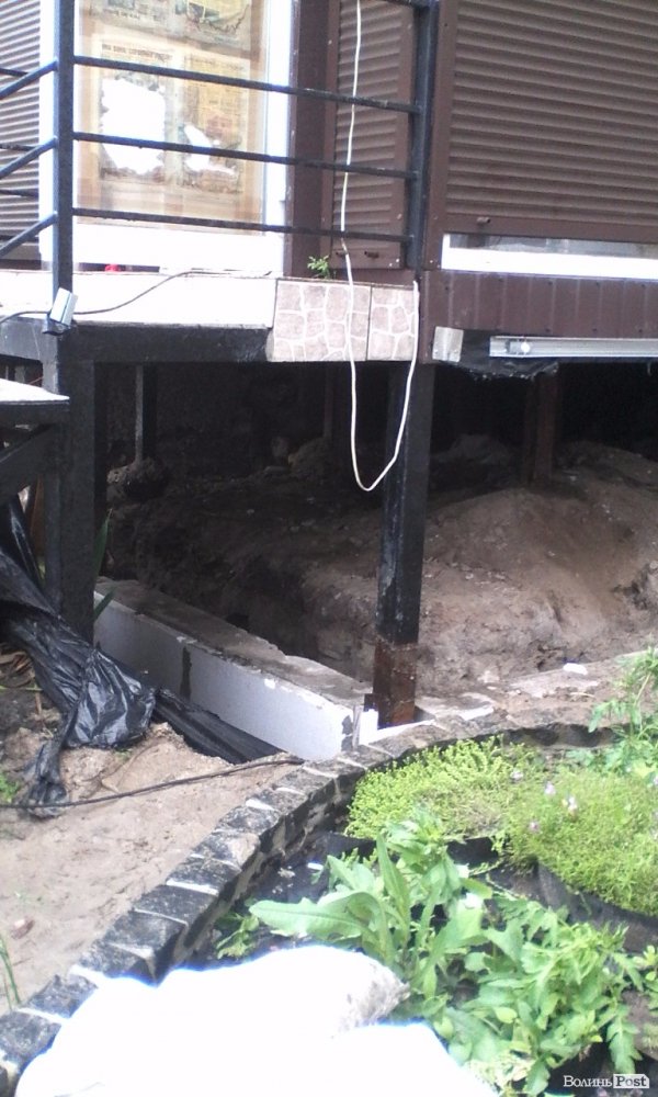 Мешканці будинку на Соборності власноруч розбирають металеву прибудову. ФОТО