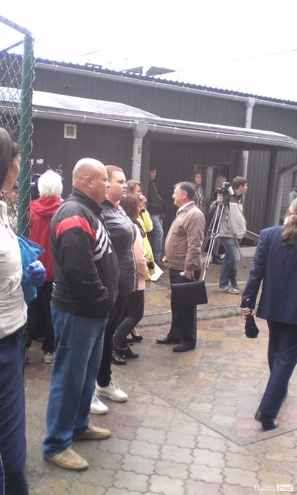 Мешканці будинку на Соборності власноруч розбирають металеву прибудову. ФОТО