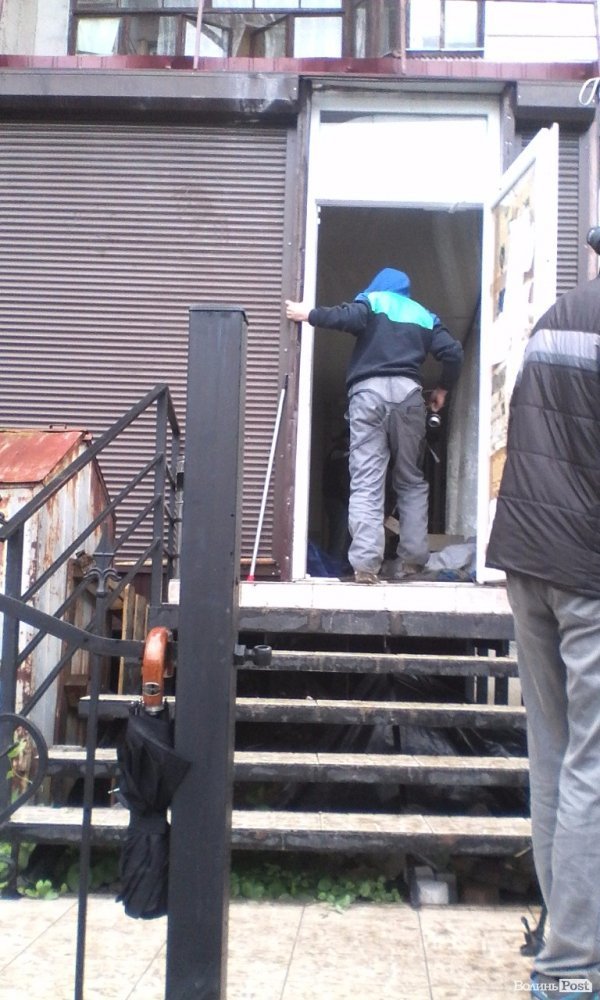 Мешканці будинку на Соборності власноруч розбирають металеву прибудову. ФОТО
