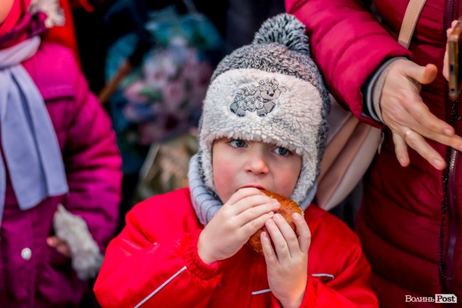 У Луцьку урочисто засвітили головну ялинку міста. ФОТО
