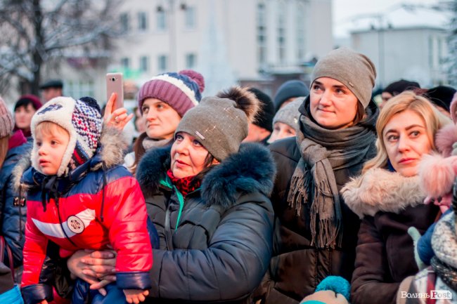 У Луцьку урочисто засвітили головну ялинку міста. ФОТО