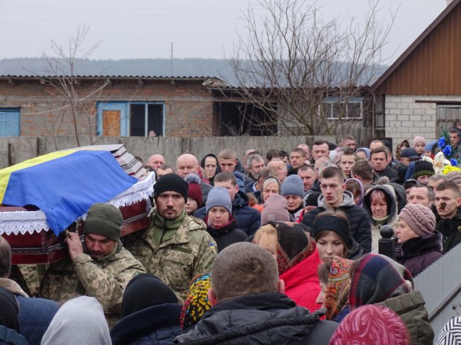 На Волині попрощалися із загиблим 20-річним Героєм Максимом Воробеєм. ФОТО