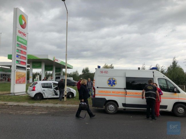 Аварія на Волині: автівка врізалась у автобус. ФОТО
