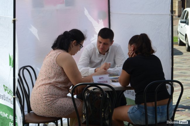 На Театральному майдані лікарі безкоштовно оглядають жінок. ФОТО