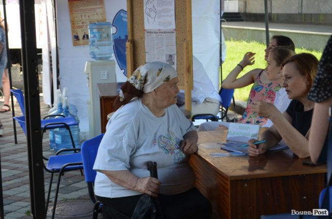 На Театральному майдані лікарі безкоштовно оглядають жінок. ФОТО