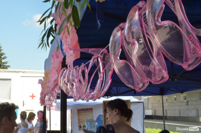 На Театральному майдані лікарі безкоштовно оглядають жінок. ФОТО