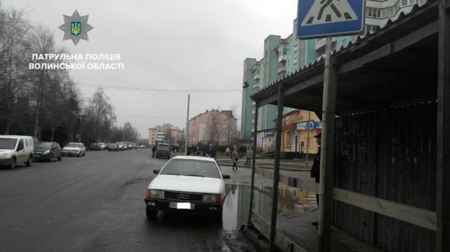 У Луцьку чоловік припаркувався на переході і пішов у церкву