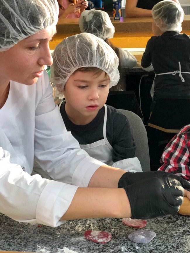 У «Промені» дітям влаштували смачне кольорове свято*