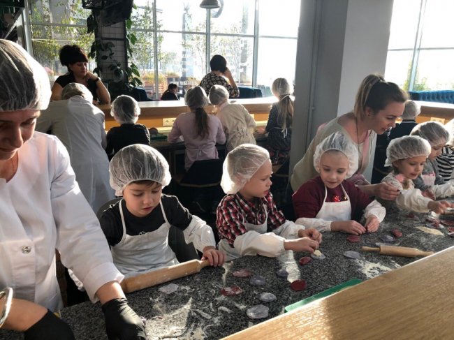 У «Промені» дітям влаштували смачне кольорове свято*