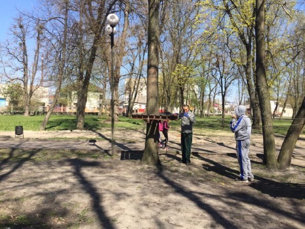 У ковельському парку ремонтують дитмайданчик та встановлюють мотузковий атракціон. ФОТО