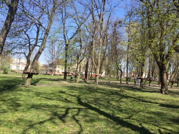 У ковельському парку ремонтують дитмайданчик та встановлюють мотузковий атракціон. ФОТО