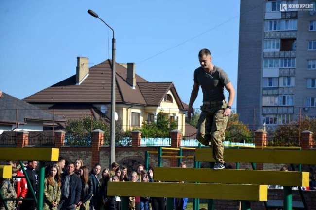 У луцькій школі відкрили військово-спортивну смугу перешкод. ФОТО