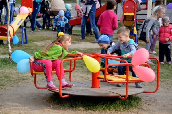 У Луцьку з'явилися нові дитячі майданчики. ФОТО. ВІДЕО