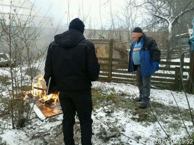 Покарали лучанина, який палив сміття на своєму подвір'ї. ФОТО