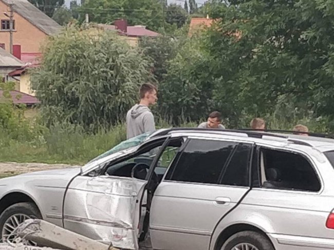 У Луцьку BMW «на бляхах» зніс два стовпи. ФОТО