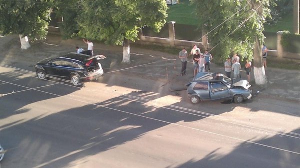 Аварія в Луцьку: авто відкинуло в дерево. ФОТО