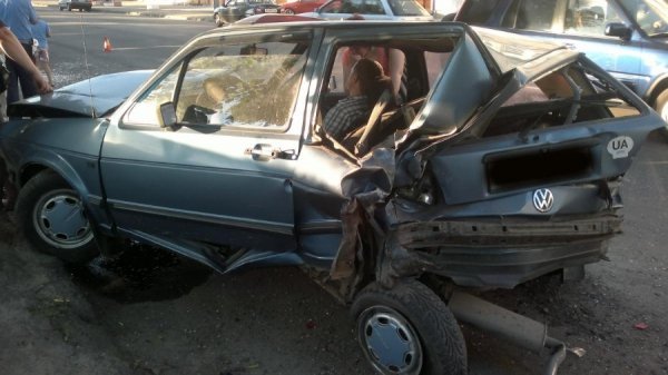 Аварія в Луцьку: авто відкинуло в дерево. ФОТО