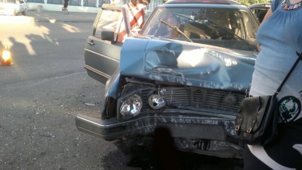 Аварія в Луцьку: авто відкинуло в дерево. ФОТО