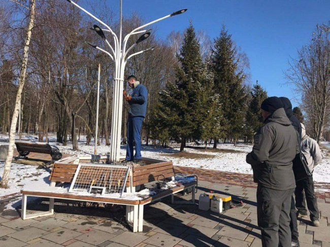 У луцькому парку  відновлюють ліхтар, який пошкодив вандал